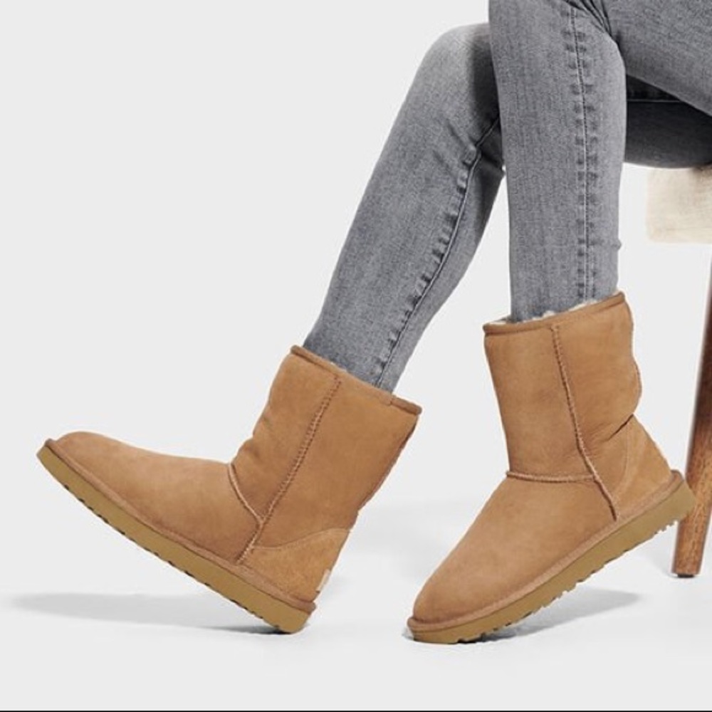 BRAND NEW UGG CLASSIC SHORT IN CHESNUT
